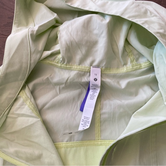 NWT lululemon cinch hooded hiking rain jacket - Picture 5 of 6